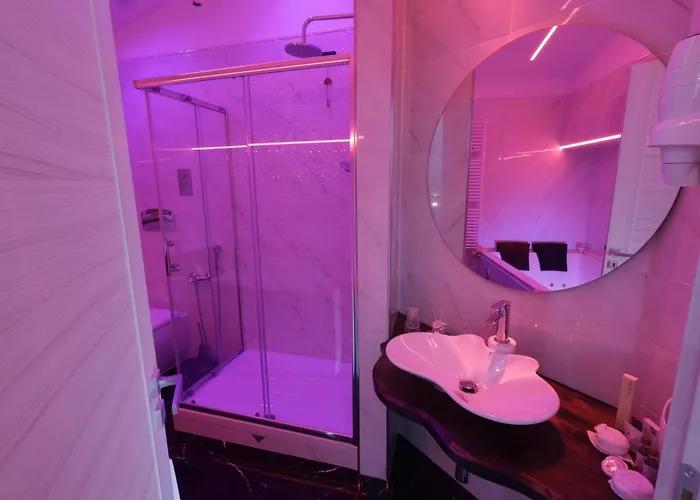 לינה וארוחת בוקר Grecale & 4*