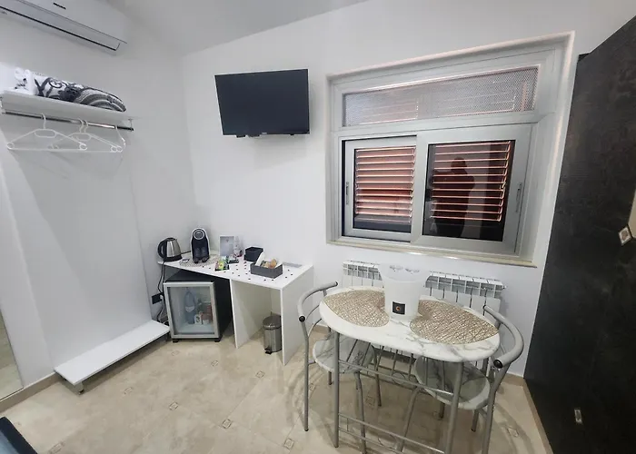 לינה וארוחת בוקר Grecale & רנדה