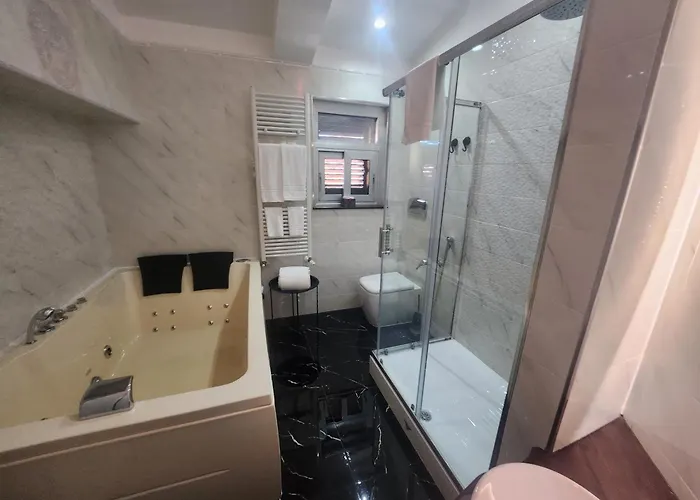 לינה וארוחת בוקר Grecale & 4*