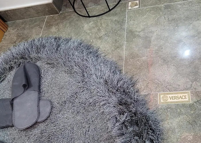 לינה וארוחת בוקר Grecale & 4*